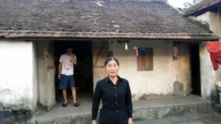 Ông Chút bị tàn tật lâu năm, nhưng năm nay gia đình ông cũng bị cắt chế độ hộ nghèo?.