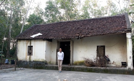 Người dân đưa đơn trao đổi với PV Dân trí.