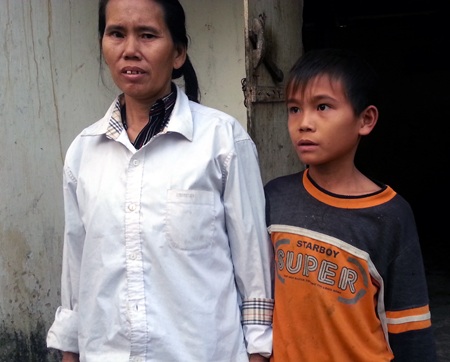Bùng nhùng chuyện hộ nghèo ở Trù Sơn - 6 Hai mẹ con chị Linh quá xác xơ trong căn nhà tàn nhưng vẫn không được hộ nghèo.