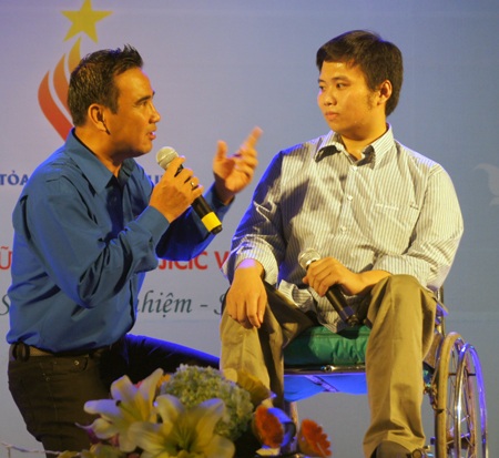 Thầy giáo tàn tật Lê Hữu Tuấn giao lưu cùng MC Quyền Linh.