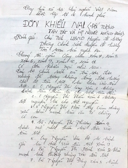 Gia đình nghèo xác xơ của chị Linh làm đơn khiếu nại vì không được hộ nghèo.