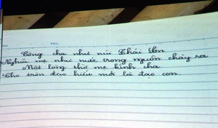Để có được con chữ đẹp như thế này, không ít lần cầm bút máu đã chảy ra từ khe chân.