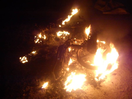 Xe cẩu tặc bị đốt cháy.