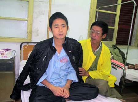 Chàng trai trẻ bị suy tim, suy thận độ 4 đếm từng ngày chờ chết - 1 Hùng được đưa xuống điều trị BVĐK Nghệ An. Còn ông Bùi Đức Toàn ôm con mà xót xa.