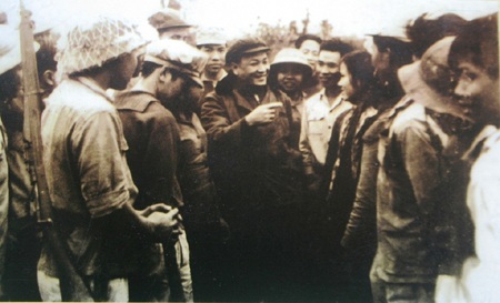 Bí Thư Trung ương đoàn Vũ Quang thăm lực lượng TNXP tại trọng điểm Cầu Cấm (1969) (ảnh tư liệu).