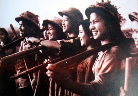 Nụ cười ra quân thông đường thông cầu đội TNXP 69, Cầu Cấm năm 1966 (ảnh tư liệu).