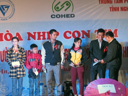 Trao quà tới những người mắc căn bệnh thế kỷ có hoàn cảnh khó khăn.