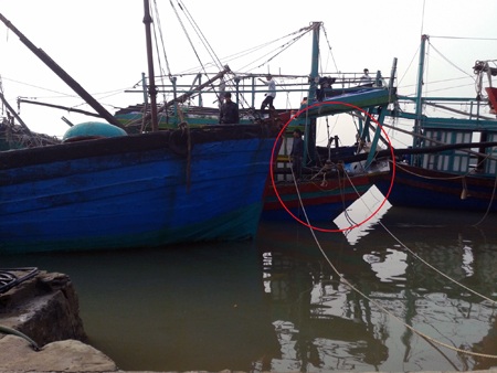Trục vớt thành công tàu cá 12 ngày chìm sâu dưới biển - 1 Tàu cá gặp nạn đã được lai dắt vào bờ thành công.