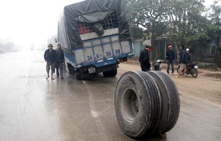 Chiếc xe gãy trục, văng mất bánh, cày một vệt dài trên đường 