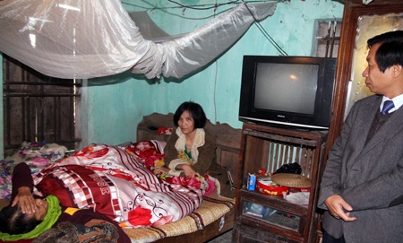 Ông Lê Đức Cường thăm hỏi mẹ con bà Tuyết.