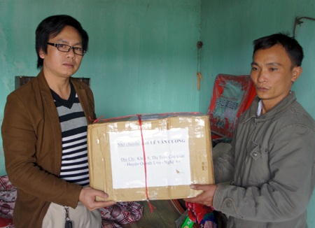 Các cô giáo cũng rơi nước mắt trong suốt buổi trao quà.