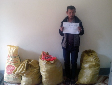 Đối tượng Nguyễn Văn Đình cùng tang vật với 82kg pháo ông sư tại cơ quan điều tra.