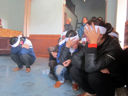 Người nhà thuyền viên Bùi Văn Hoài khóc trong đau đớn tuyệt vọng.