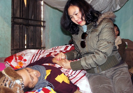 Chị Lâm Tuệ - đến từ Hà Nội thăm, sẻ chia và đã rơi nước mắt khi bên cạnh bà Tuyết.