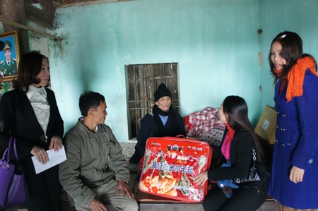 Tổng công ty Hợp tác kinh tế tại Nghệ An trao 10 triệu đồng cho anh Cường con bác Hóa.