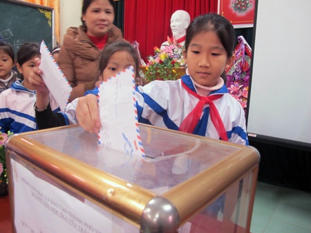 Học sinh đóng góp tấm lòng nhỏ bé của mình đến hoàn cảnh ông Lê Văn Hóa.