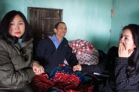 Nhóm độc giả ở Hà Nội khi chứng kiến cảnh bác Hóa đã bật khóc.