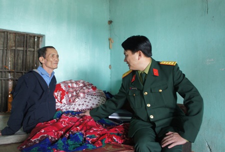 Đồng đội đại diện của Tổng công ty Hợp tác kinh tế thăm bác Hóa.