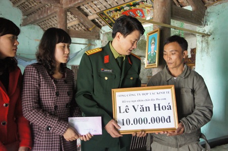 Tổng công ty Hợp tác kinh tế tại Nghệ An trao 10 triệu đồng cho anh Cường con bác Hóa.