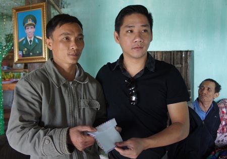 Thành viên nhóm Hạt gạo yêu thương cũng tặng tiền cho gia đình bác Hóa.