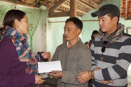 ... trao hơn 45 triệu đồng đến gia đình bác Hóa cùng chăn ấm, áo ấm, gạo...