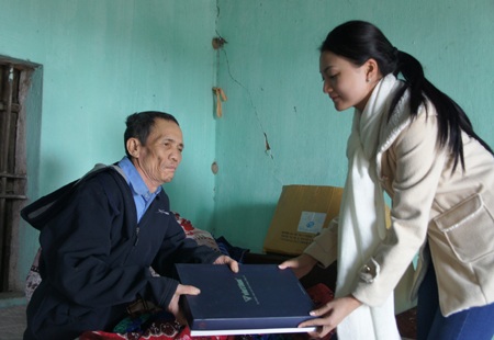 Nhóm Hạt gạo yêu thương từ Huế và Đà Nẵng....