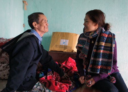 Chị Hương Phạm đến từ Đà Nẵng thăm hỏi bác Hóa.