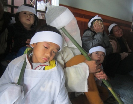 Ba đứa con thơ của thuyền viên Bùi Văn Hoài đau buồn trước sự ra đi của cha.