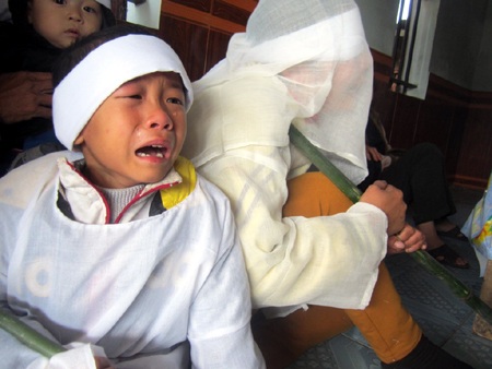 Ba đứa con thơ của thuyền viên Bùi Văn Hoài đau buồn trước sự ra đi của cha.