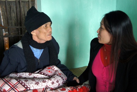 Cô Tuyết đến từ Trường Tiểu học Nguyễn Trãi thăm hỏi, chia sẻ với bác Hóa.