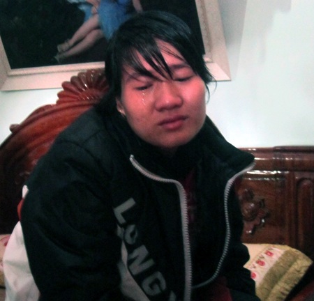 Ba đứa con thơ của thuyền viên Bùi Văn Hoài đau buồn trước sự ra đi của cha.