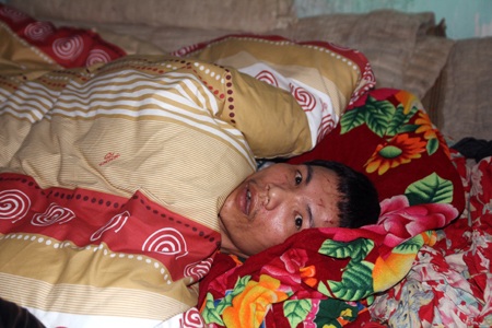 Anh Lê Văn Việt bây giờ cũng chỉ biết nằm một chỗ rung bần bật từng cơn.