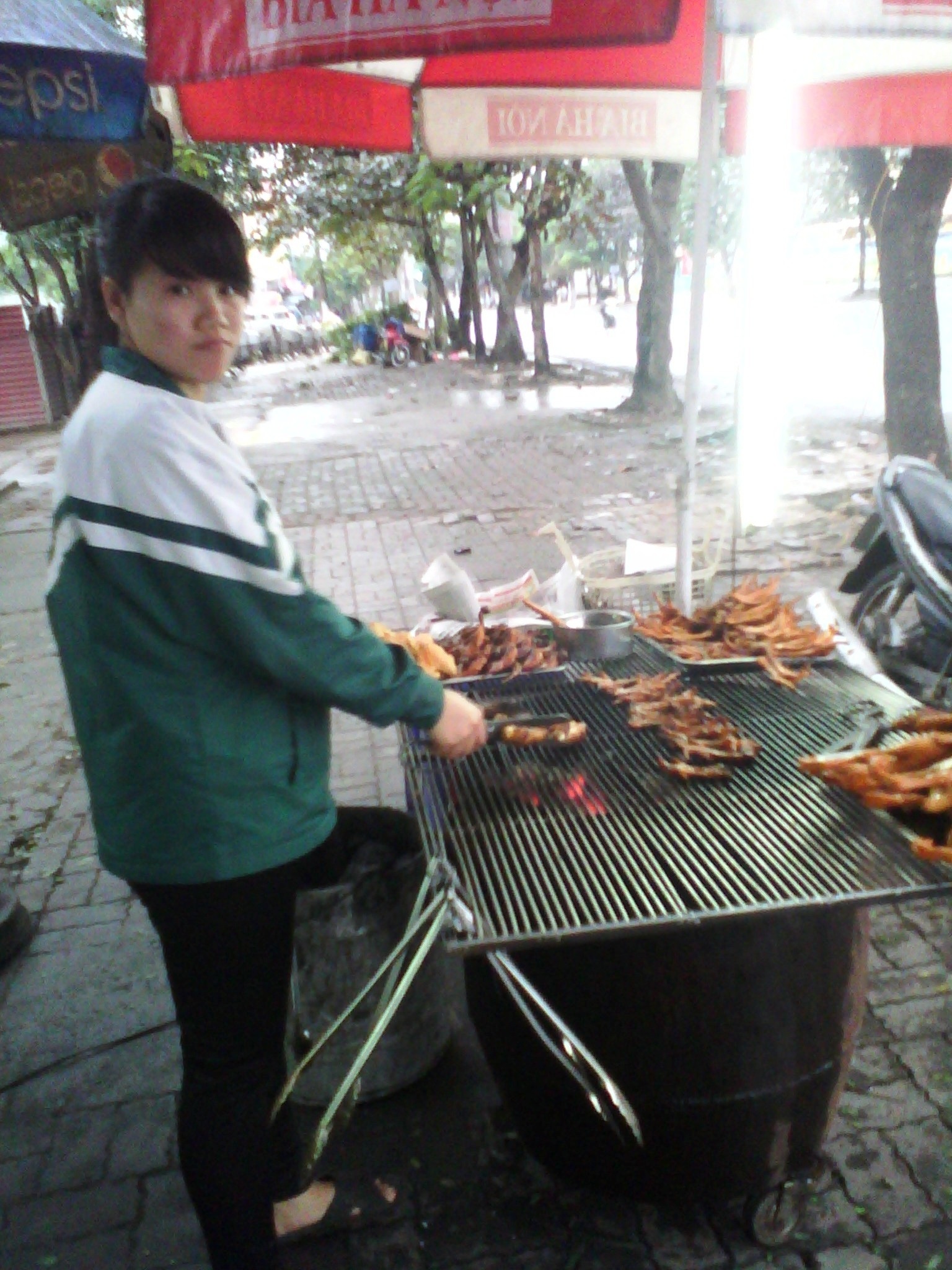 Chân gà nướng vỉa hè.