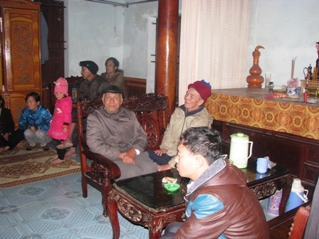 Người thân trong vụ chìm tàu cá được cho là 8 người mất tích mong ngóng tin.