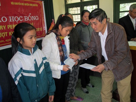 Nghệ An: Trao 62 suất học bổng đến học sinh nghèo, học giỏi - 1 Nghệ An: Trao 62 suất học bổng đến học sinh nghèo, học giỏi
