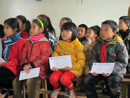 Nghệ An: Trao 62 suất học bổng đến học sinh nghèo, học giỏi - 4 Nghệ An: Trao 62 suất học bổng đến học sinh nghèo, học giỏi