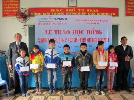 Nghệ An: Trao 62 suất học bổng đến học sinh nghèo, học giỏi - 2 Nghệ An: Trao 62 suất học bổng đến học sinh nghèo, học giỏi
