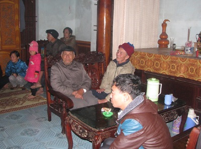 Ngay bên cạnh người thân gia đình thuyền viên Bùi Văn Hoài lo lắng.