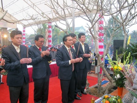 Khánh thành đền thờ các anh hùng liệt sỹ - 3 Lãnh đạo Tổng CTXDCTGT 4 thắp hương lên đền thờ liệt sỹ.