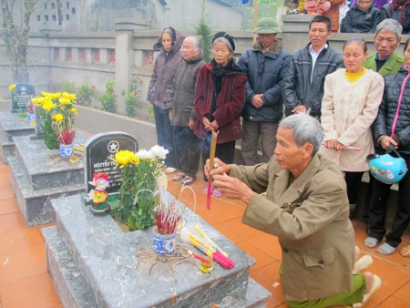 Khánh thành đền thờ các anh hùng liệt sỹ - 5 Các nhà tài trợ cung tiến chiếc chuông nặng 0,5 tấn cho đền thờ.