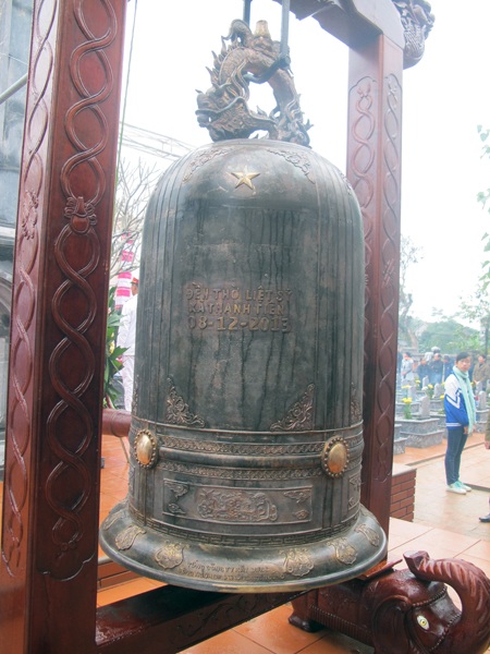 Khánh thành đền thờ các anh hùng liệt sỹ - 4 Các nhà tài trợ cung tiến chiếc chuông nặng 0,5 tấn cho đền thờ.