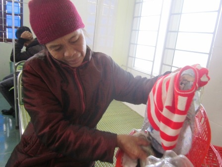 Sản phụ Hồ Thị Loan vẫn chưa hết bàng hoàng sau khi biết mình đã mất đứa con đầu lòng.