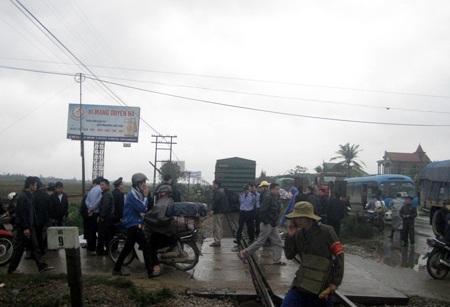 Đoàn tàu đã phải dừng lại một thời gian khá dài để giải quyết vụ việc.