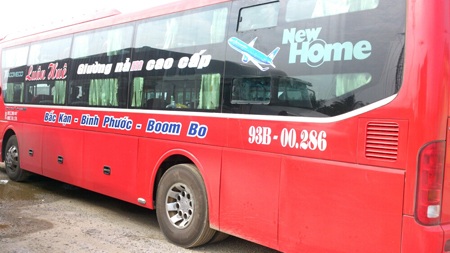 Chiếc xe khách bị lực lượng CSGT huyện Diễn Châu phát hiện chở gần 1000 gói thuốc lá lậu.