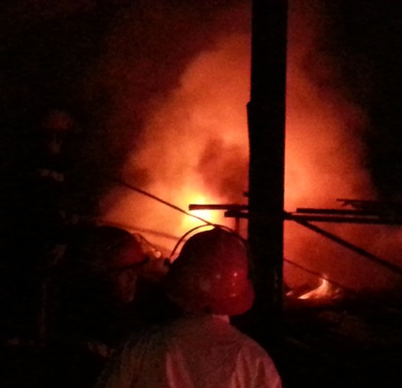 Ngọn lửa cháy lớn đã thiêu rụi nhiều gỗ trong lò sấy.