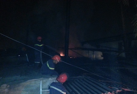 Leo lên tận mái nhà để chữa cháy.