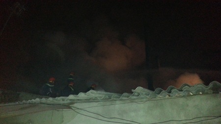 Leo lên tận mái nhà để chữa cháy.