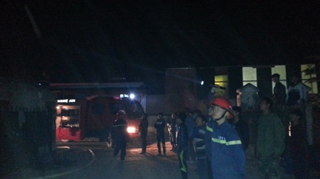 Hàng trăm người dân theo dõi vụ cháy.