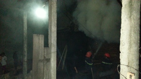 Ngọn lửa cháy lớn đã thiêu rụi nhiều gỗ trong lò sấy.