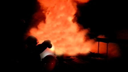 Đám cháy bùng phát dữ dội.